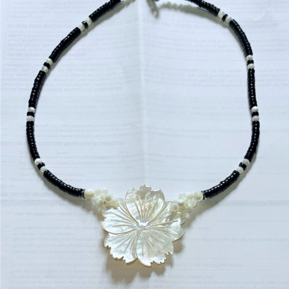 Lee Sands Hawaii 1980’s Mother of Pearl Floral Black Coral Beads Necklace